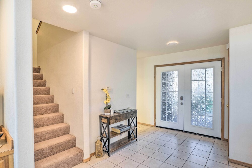 Bright Klamath Falls Townhome w Resort Perks - photo 4