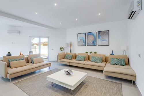 VILLA LIMOEIRO Beautiful new home nestled in the heart of Galé — 4-Star Luxury Hotel in Guia, Portugal