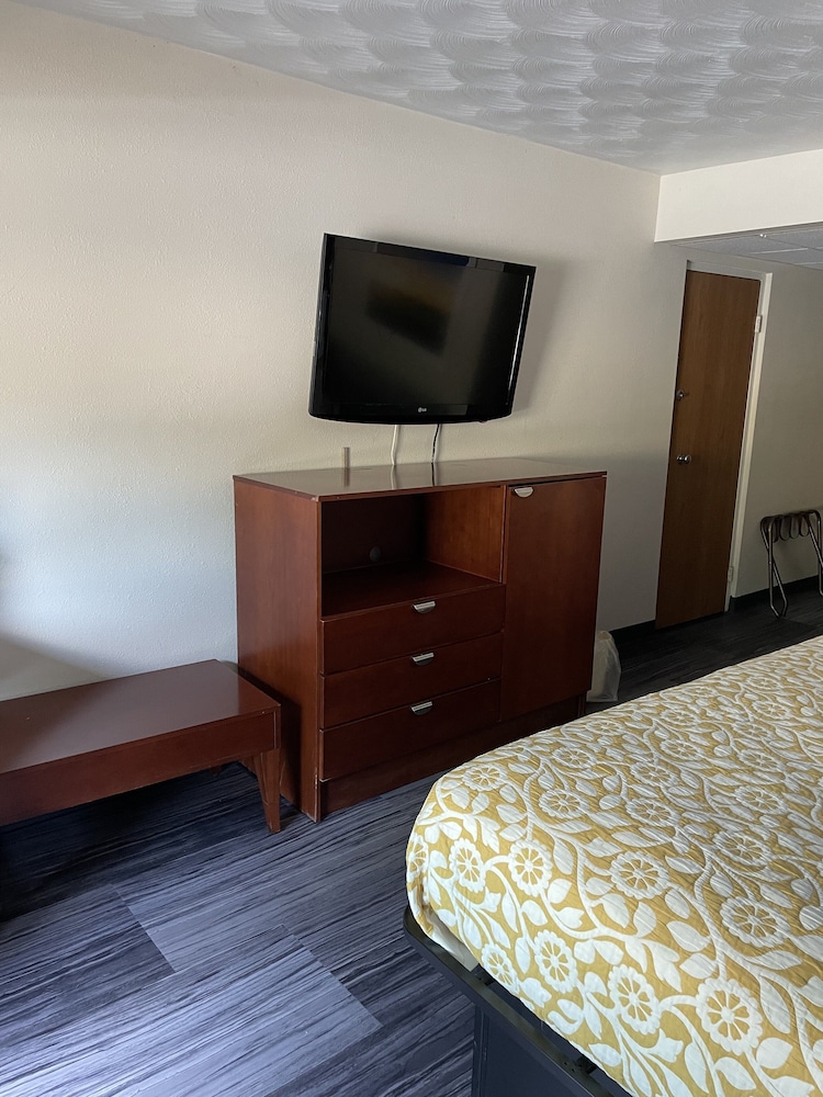 The Royal Inn & Suites - photo 8
