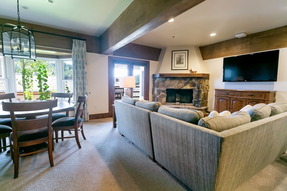 Luxury Four Bedroom Suite with Three Hot Tubs 4 Apartment Hotel by RedAwning - photo 13