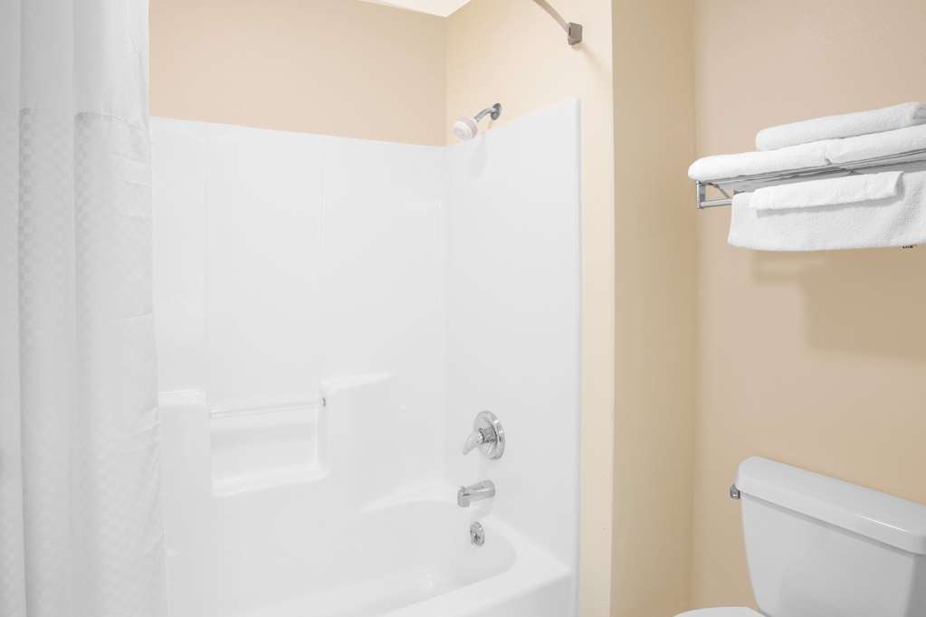 Days Inn by Wyndham Madison NE Windsor - photo 7