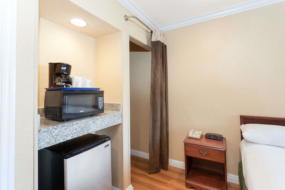 Travelodge by Wyndham El Cajon - photo 3