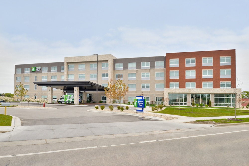 Holiday Inn Express & Suites Madison by IHG - carbon neutral hotel in Madison