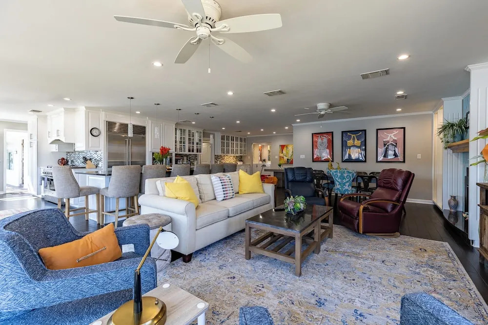 Luxurious Lakehouse With Indoor Pool hot Tub fire Pit — hotel in Marble Falls
