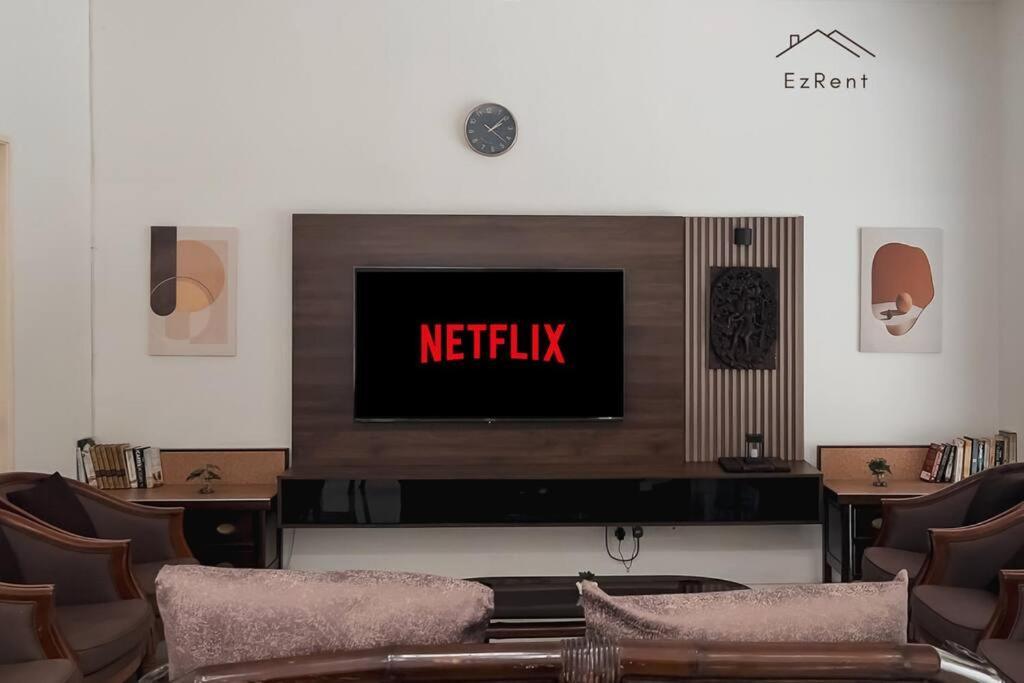 Big Terrace House for 14 Guests with Free WiFi and Netflix near Taiping Lake Garden Zoo — 4-Star Luxury Hotel in Taiping, Malaysia