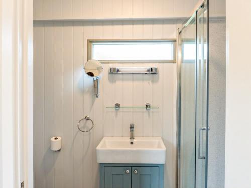 Fig Tree Shepherds Hut Cottage — Bridport — photo 4