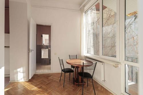 Cozy and Stylish Apt Next to Stamba and Rooms