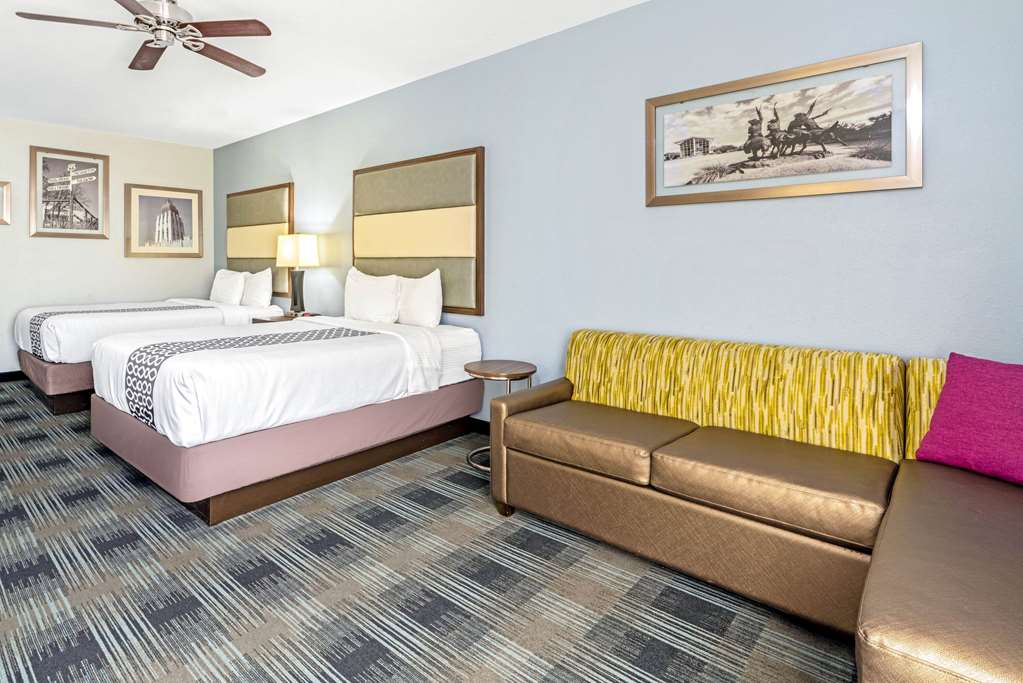 La Quinta Inn & Suites by Wyndham Guthrie - photo 19
