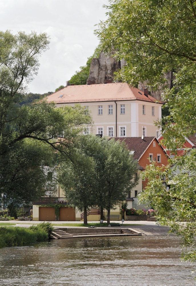 Schloss Raitenbuch - carbon neutral hotel in Kallmunz