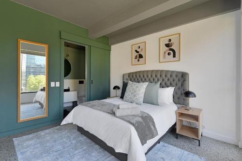 Lily Modern city apt with views
