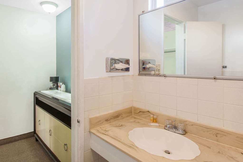 Days Inn by Wyndham Camarillo Ventura - photo 8
