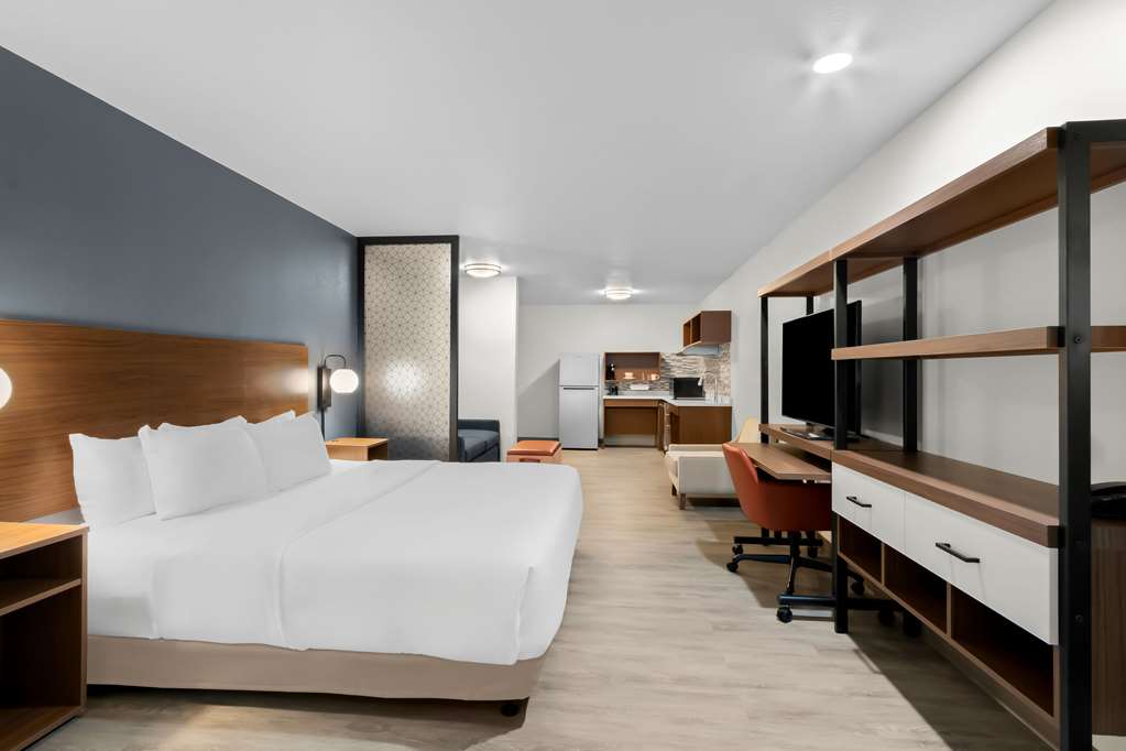 Everhome Suites Glendale Sports Entertainment District - photo 24