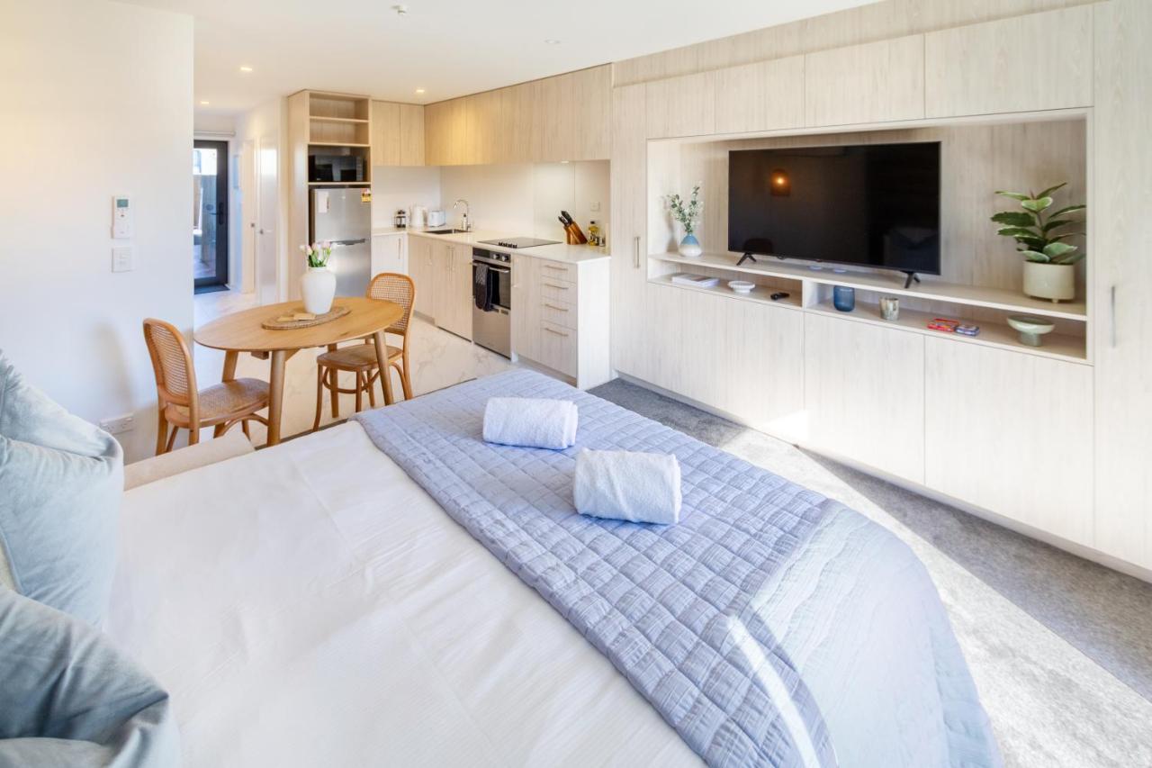 Downtown Delight: Studio at 8 Wilmer with Backyard — 4-Star Luxury Hotel in Christchurch, New Zealand
