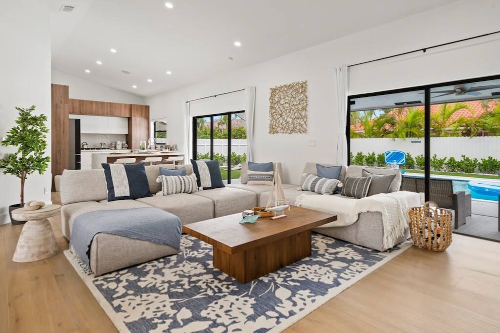 Villa Paradise Miami Luxury Gem with Heated Pool Game Room Fire Pit 3 Bed 2 Bath — 4-Star Luxury Hotel in Miami, United States