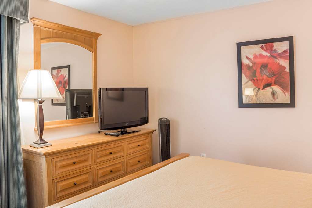 Econo Lodge Raleigh near Walnut Creek Amphitheatre - photo 57