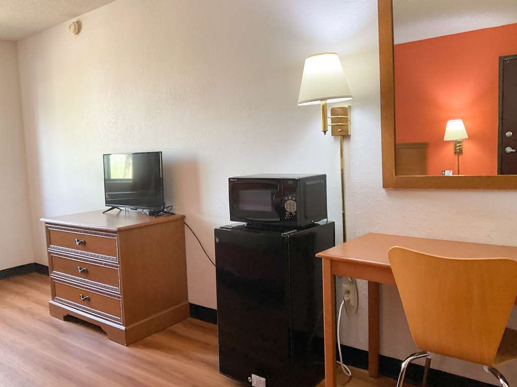 Motel 6 Hannibal MO - photo 14