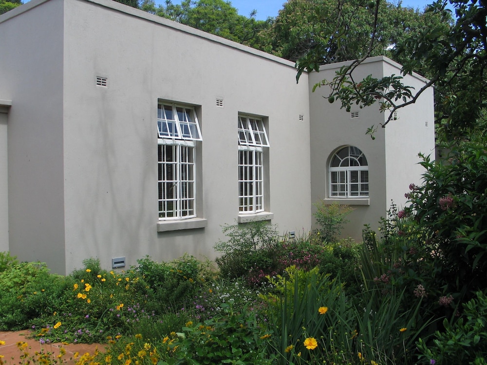 Chic studio nestled in a lovely garden with pool 2254 — 4-Star Luxury Hotel in Harare, Zimbabwe
