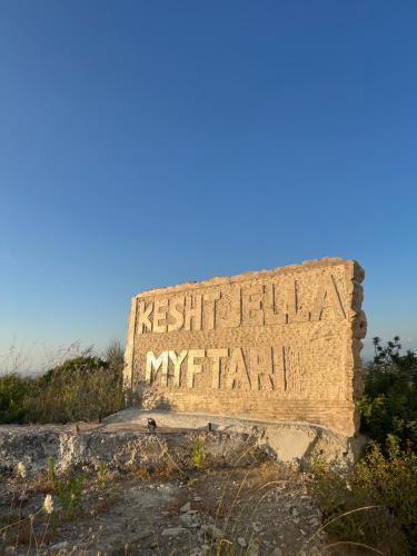 Kështjella Myftari — hotel in Patos