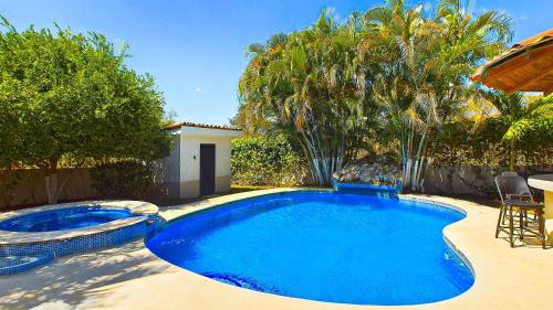 Our Beloved Summer By Stayvista Offering A Swimming Pool Expansive Lawn Badminton Court And Indoor Games — Revadanda