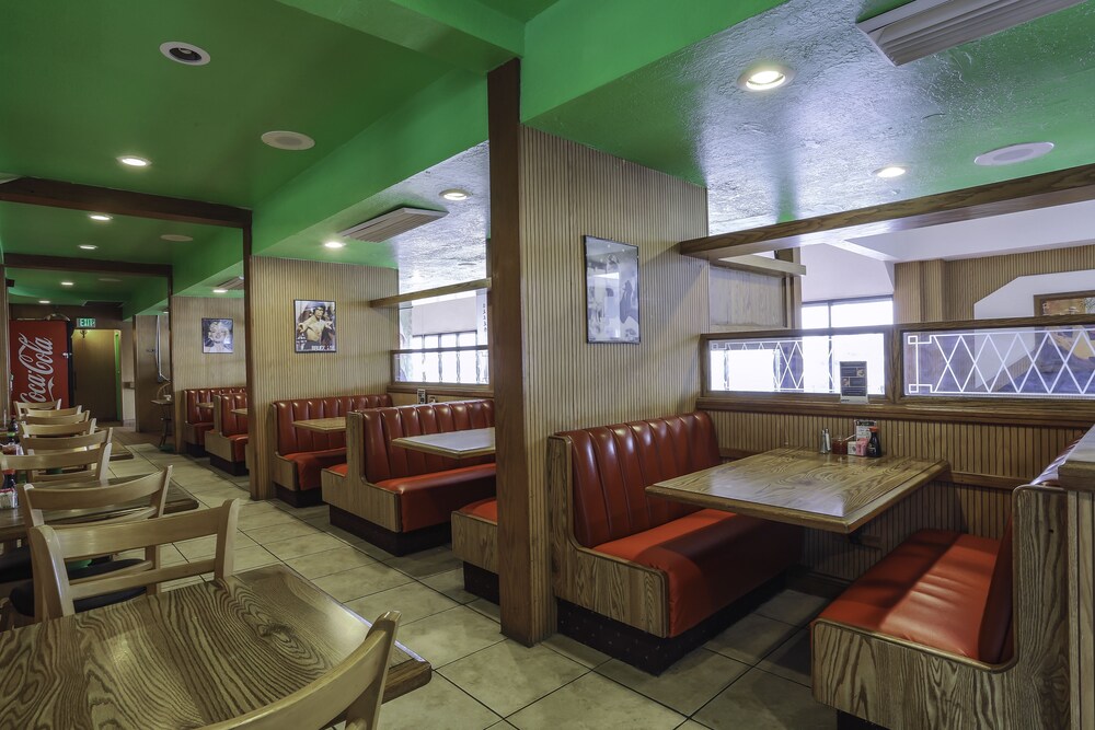 Airport Inn Hotel - photo 14