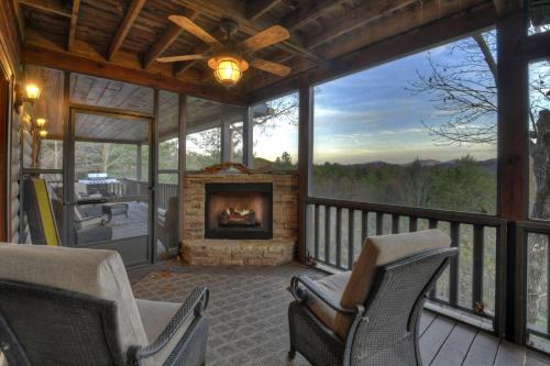 Bar 5 Cabin Beautiful views soothing hot tub outdoor living and more — 4-Star Luxury Hotel in Blue Ridge, United States