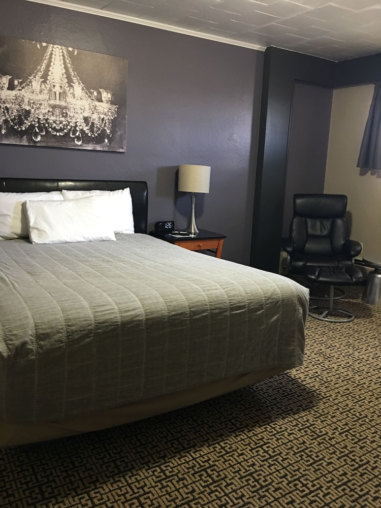 The Triangle Motel - photo 8