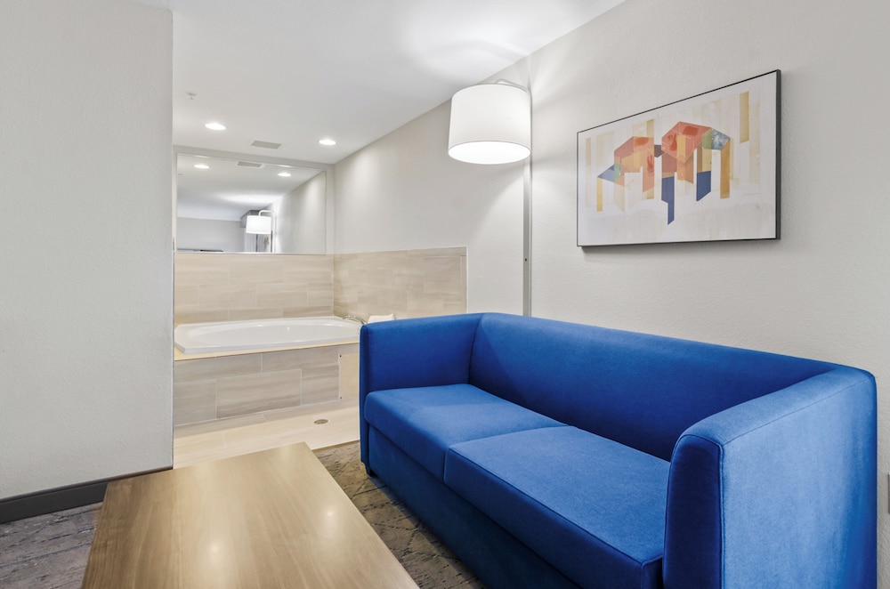 Holiday Inn Express Hotel & Suites Mount Airy by IHG - photo 10