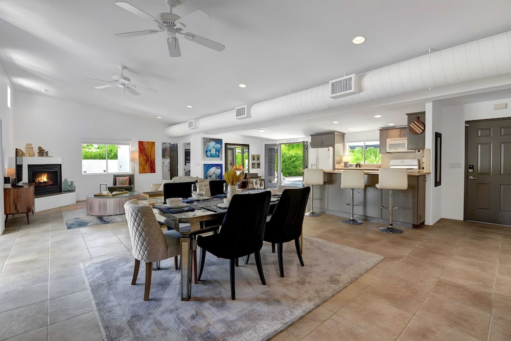 Modern Oasis w Pool Patio Lounge Mountain Views Palo Verde by AvantStay - photo 8