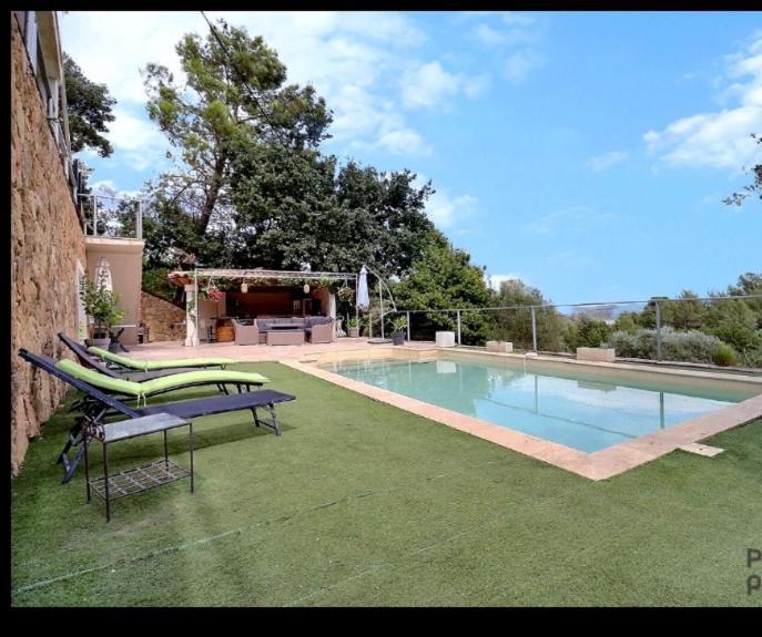 Charmant Logement Avec Piscine — hotel in Lorgues