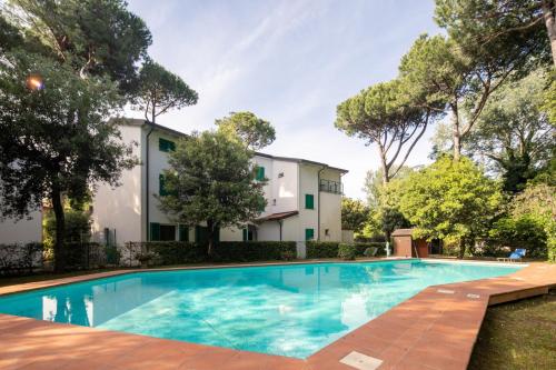 Casina Simonetta by Mmega in Forte Dei Marmi, Italy