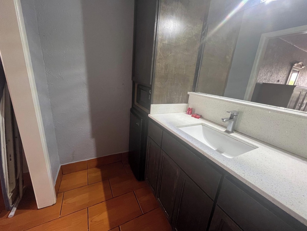 La Posada Inn By OYO Brownsville - photo 34