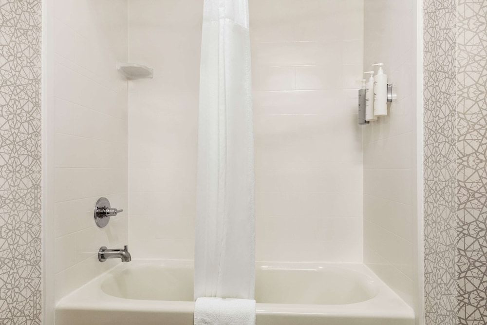 Hampton Inn & Suites Valparaiso - photo 20
