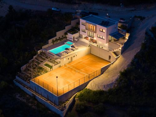 Villa Rivendell Excelsior Casino Cinema Tennis — Solin