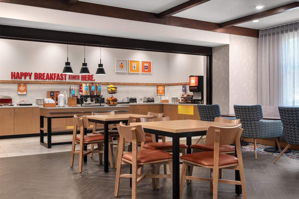 Hampton Inn & Suites Fresno - photo 27