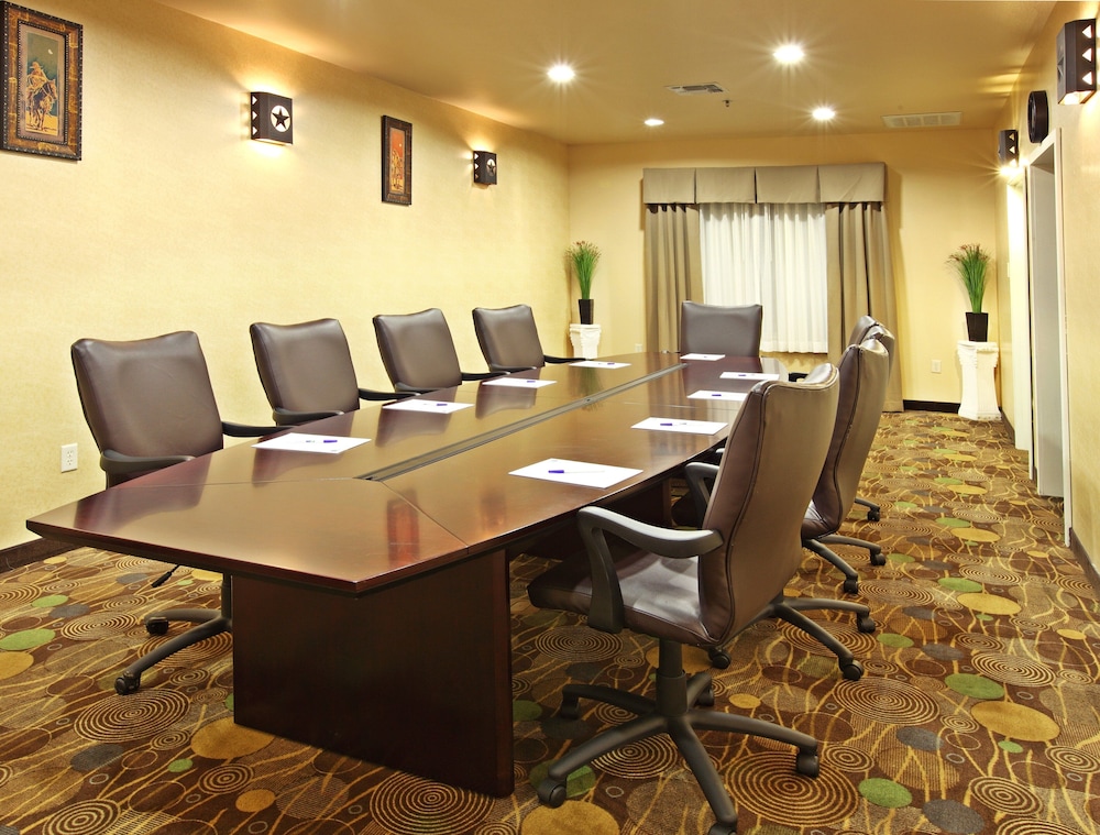 Holiday Inn Express & Suites Marshall by IHG - photo 43