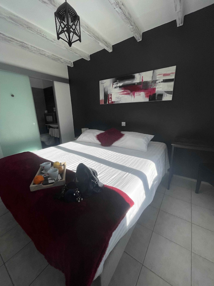 Les Loges du Luberon - carbon neutral hotel in Maubec