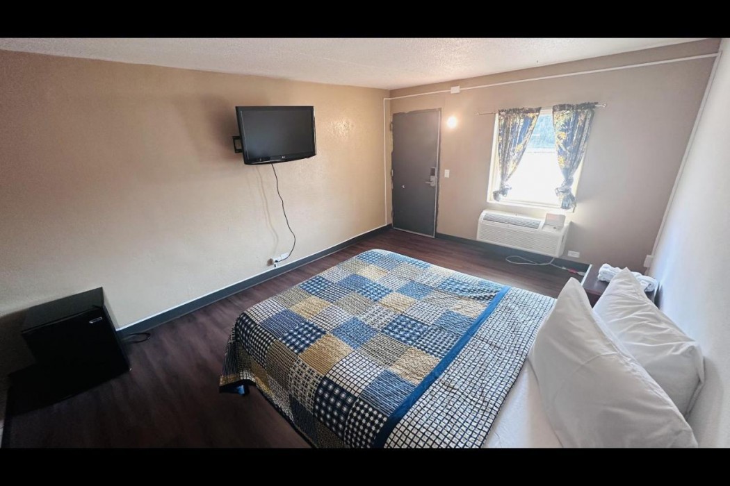Hallmark Inn By OYO Fort Wayne - photo 6