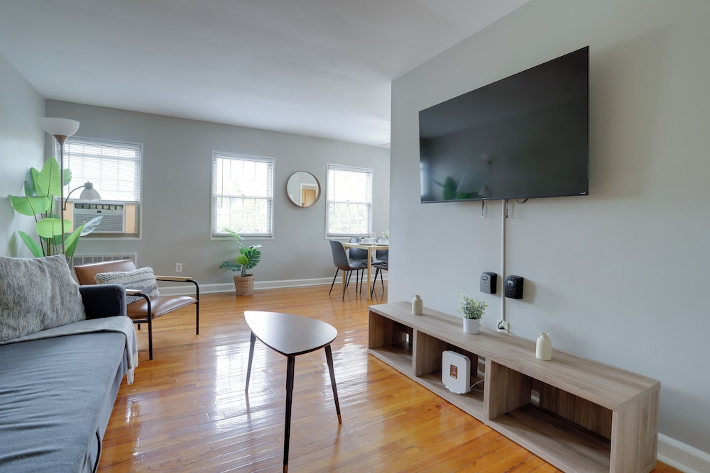 Prime Alexandria Location Corporate Apt — 4-Star Luxury Hotel in Alexandria, United States
