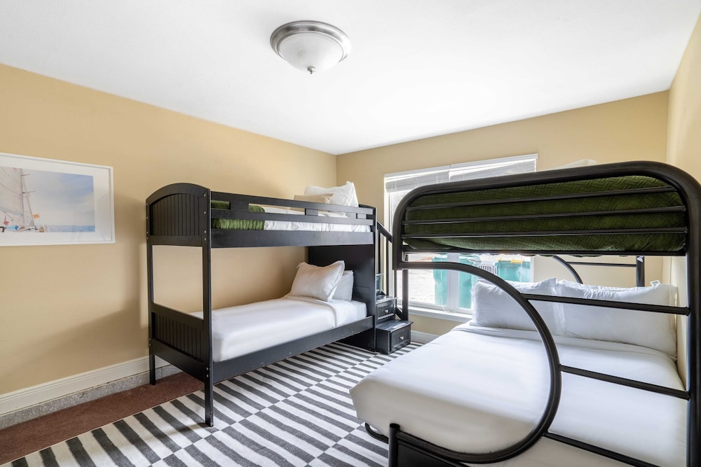 Hourglass by Avantstay Chic Beach Getaway w Pool & Two Large Balconies - photo 5
