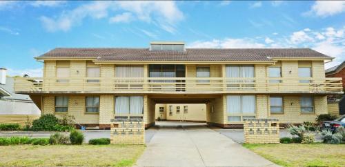 Upstairs Beachfront Unit in Central Location — hotel in Victor Harbor