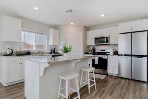 Spacious 3BR Home with Lake Access & Mountain Views — San Jacinto — photo 4