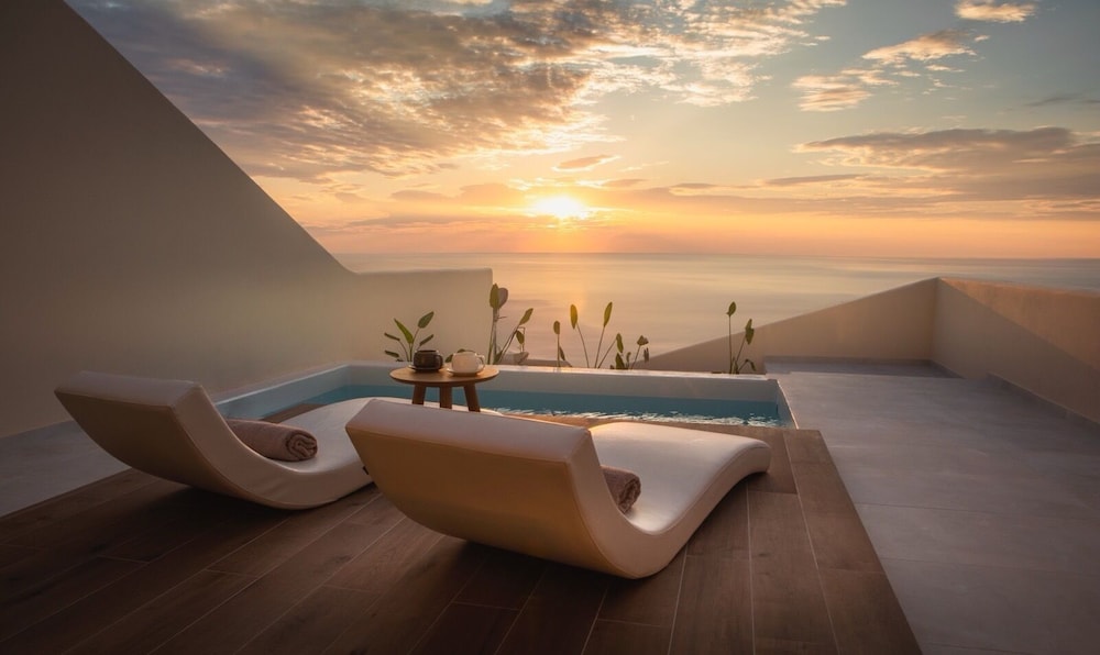 Pnoé Luxury Suites - last minute hotel in Fira