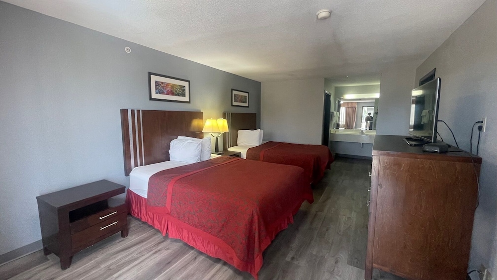 Days Inn & Suites by Wyndham Winnie - photo 13
