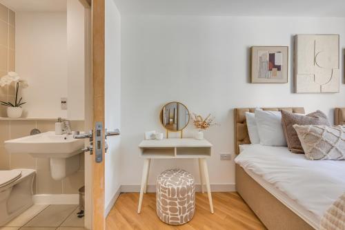 Stunning City Centre Apartment with Balcony Free Parking Fast Wifi and SmartTVs by Yoko Property — 4-Star Luxury Hotel in Milton Keynes, United Kingdom