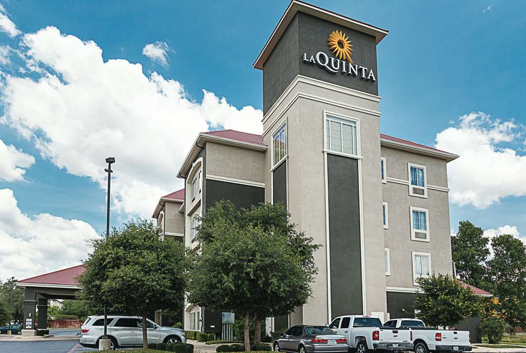 La Quinta Inn & Suites by Wyndham San Antonio Northwest - photo 2