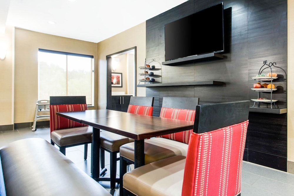 Comfort Suites Clinton near Presbyterian College - photo 31
