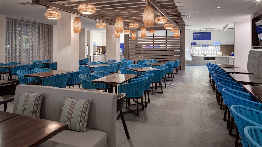 Holiday Inn Express & Suites Orlando at SeaWorld by IHG - photo 44