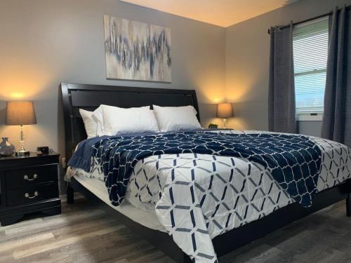 5145 Porsche Newly Remodeled 2 BDRM Ranch Attached Home — 4-Star Luxury Hotel in Rockdale, United States