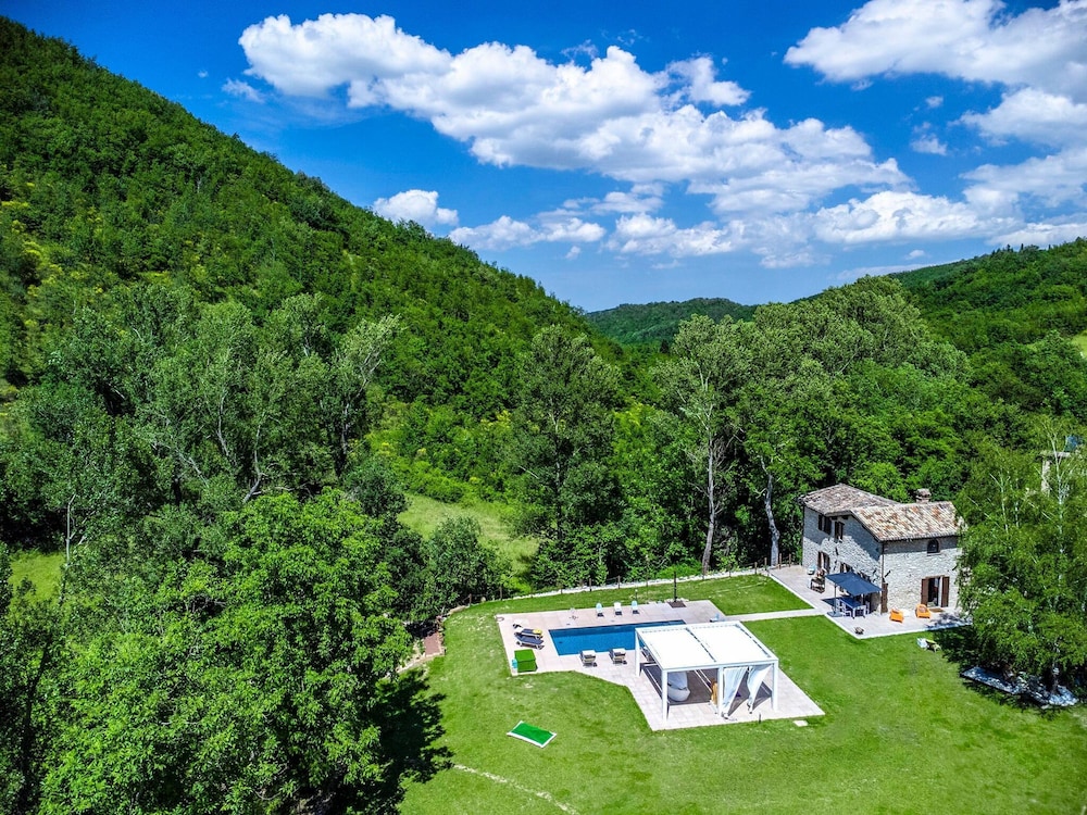 Casalino Galassi 4&2 by Marche Holiday Villas — 4-Star Luxury Hotel in Sarnano, Italy