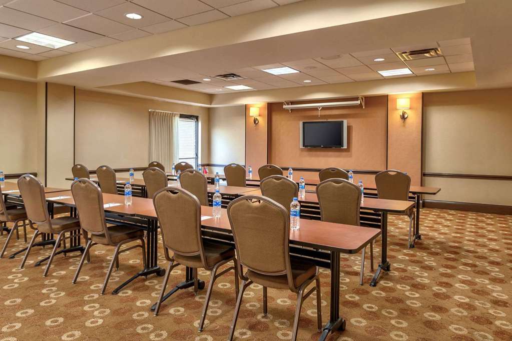 Wyndham Garden Kansas City Airport - photo 33